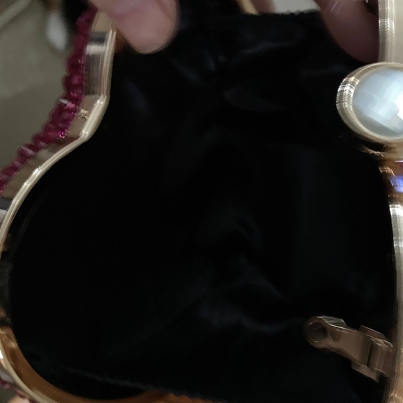 Elegant Heart-Shaped Crystal Clutch - Picture 3 of 3